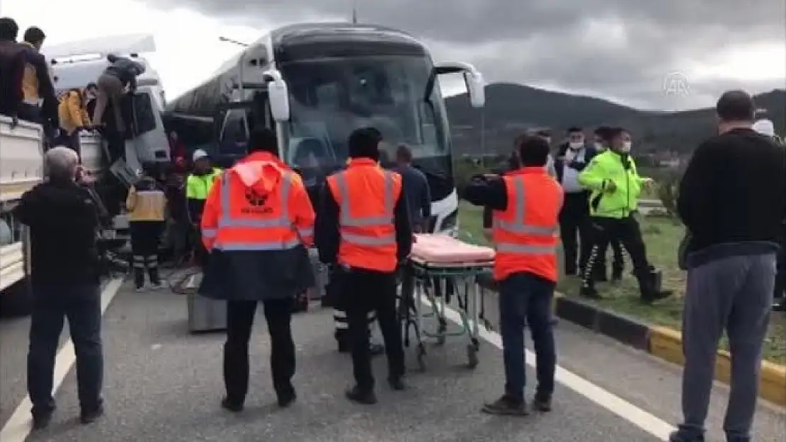 Menteşe'nin Bayır Mevkisinde Tır, Trafik Işıklarında Bekleyen Araçlara Çarptı