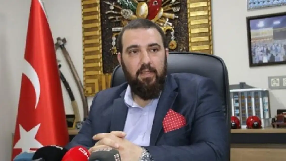 Sultanahmet'e Gelen 2. Abdülhamid'in Torunu 'Yolun Yolumuzdur Şehzadem' Sloganlarıyla Karşılandı