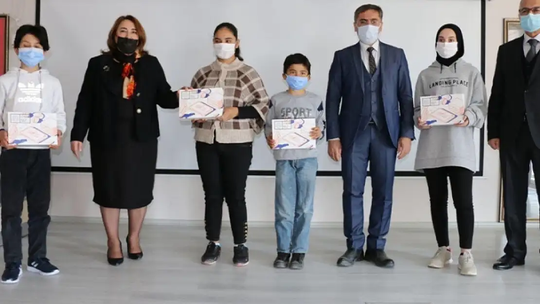 Yatağan'da Öğrencilere Tablet Hediye Edildi
