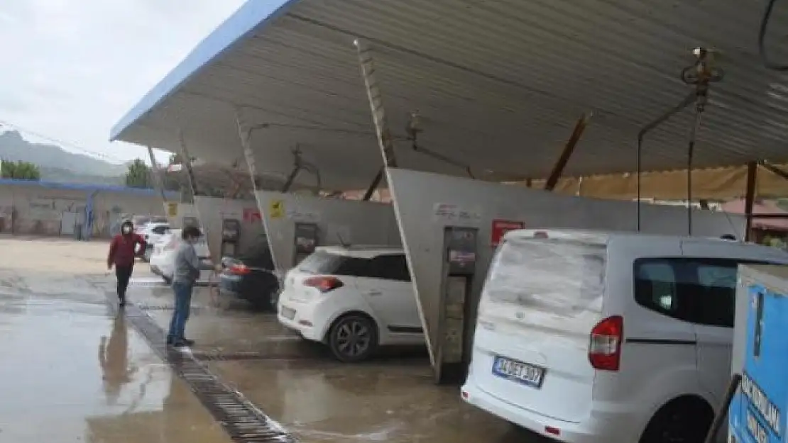 Bodrum'da Gece Çamur Yağdı Oto Yıkamacılarda Yoğunluk Oluştu
