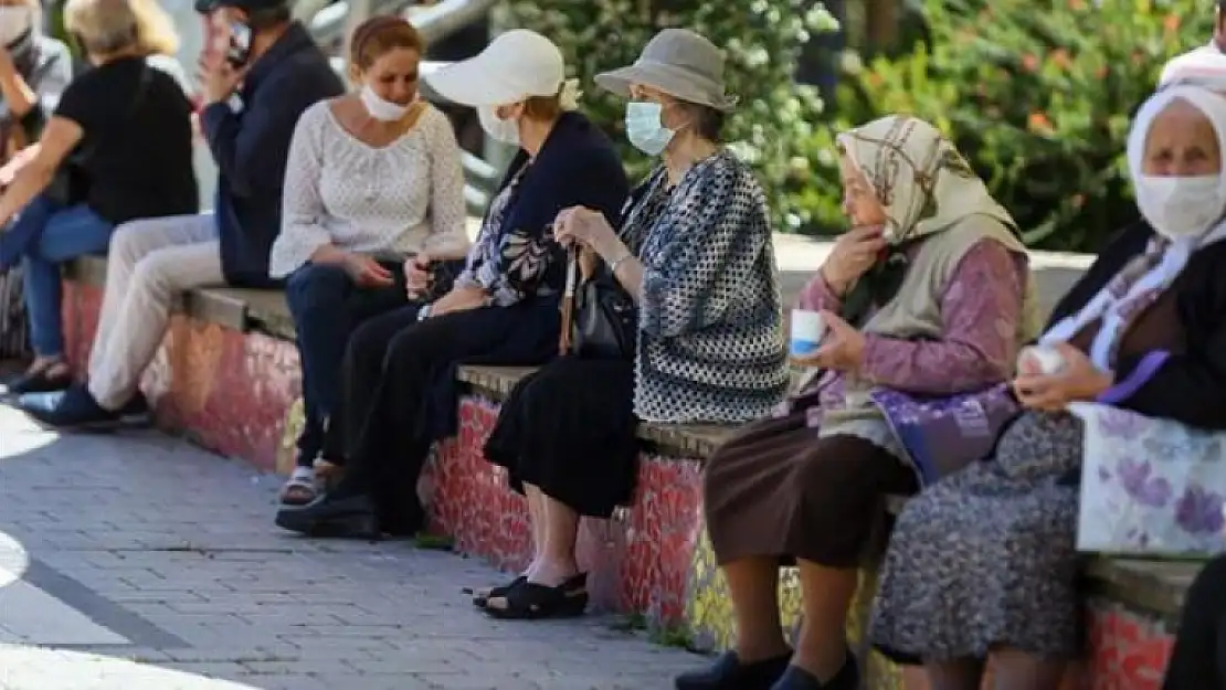 Düşük ve Orta Riskli İllerde 65 Yaş Üstü ve 20 Yaş Altı Sokağa Çıkma Kısıtlaması Kaldırıldı