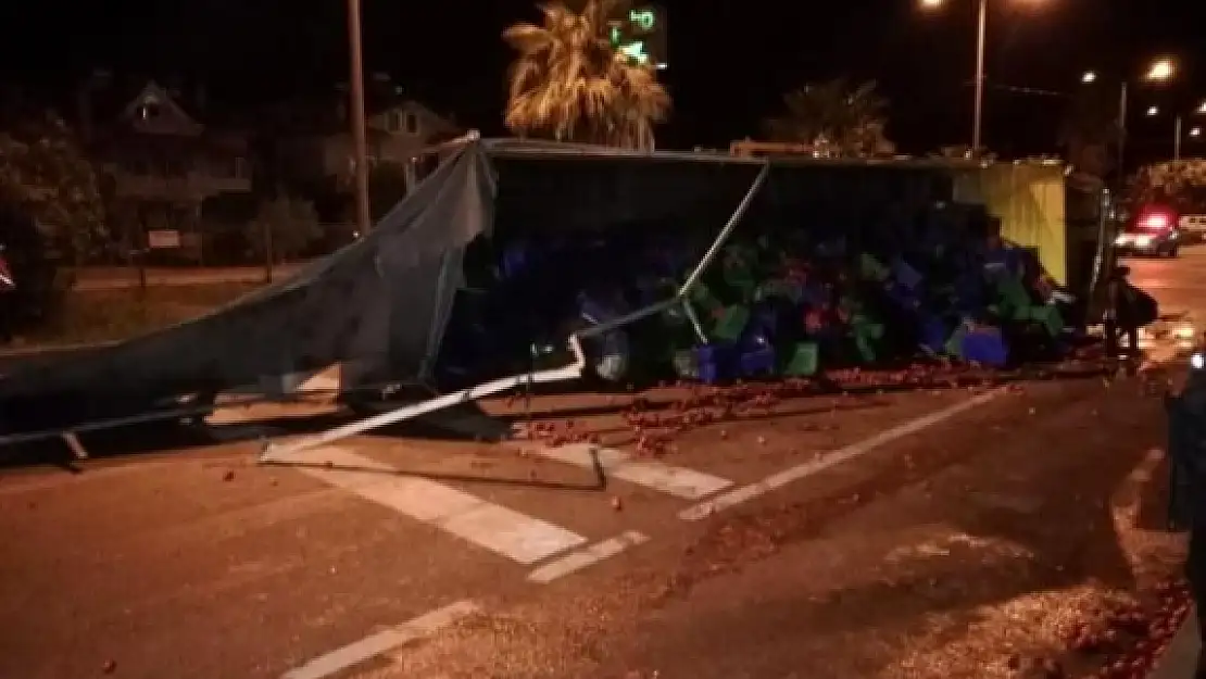 Fethiye'de Domates Yüklü Tır Devrildi: 1 Yaralı