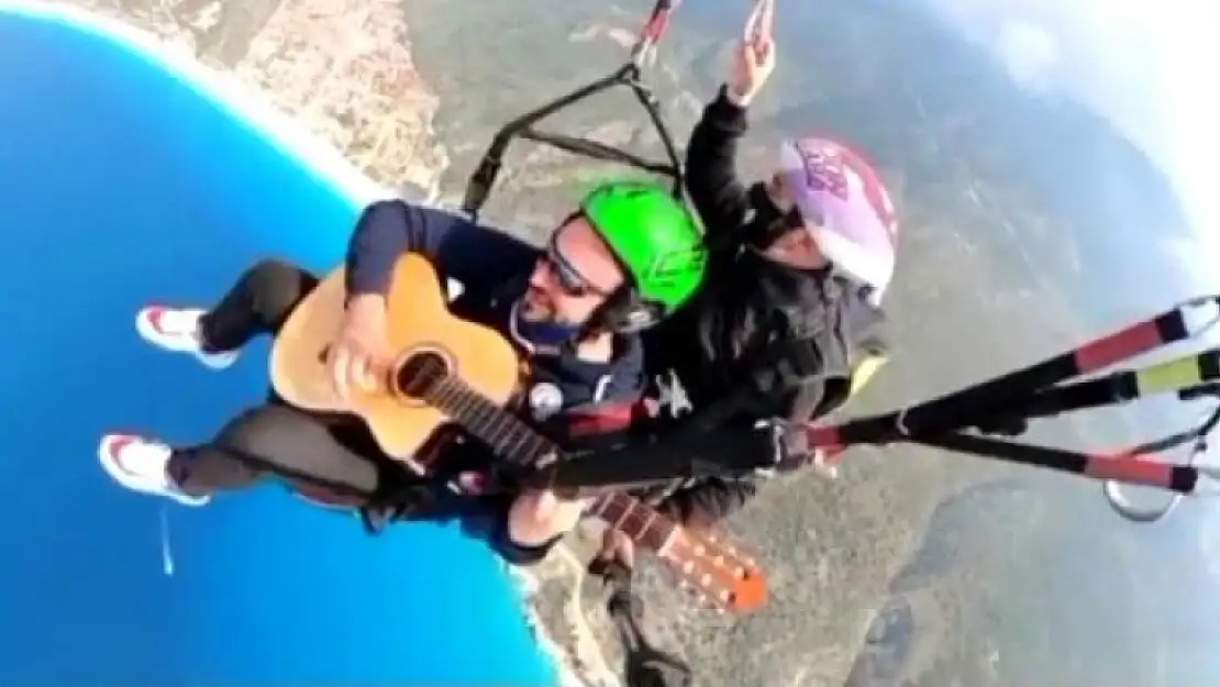 Fethiye'ye Tatile Gelen Müzisyen İki Bin Metrede Gitarla Uçtu