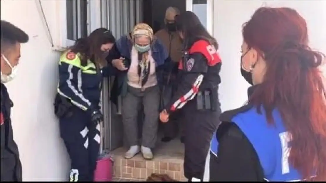 Marmaris'te Yaşlı Çifti Aşıya Götüren Polisler, Gönülleri Fethetti