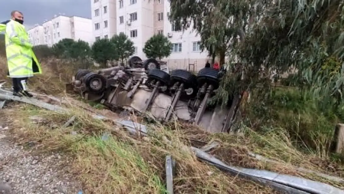 Milas'ta Çimento Yüklü Beton Mikseri Devrildi1 Kişi Yaralandı