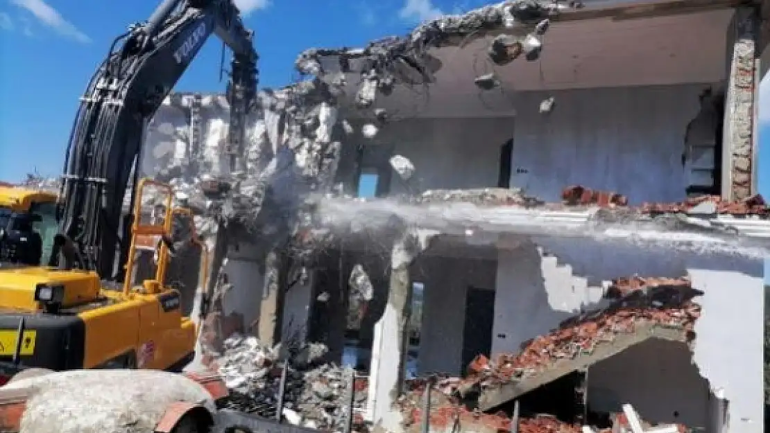 Bodrum'da Kaçak Yapıların Yıkımı Sürüyor