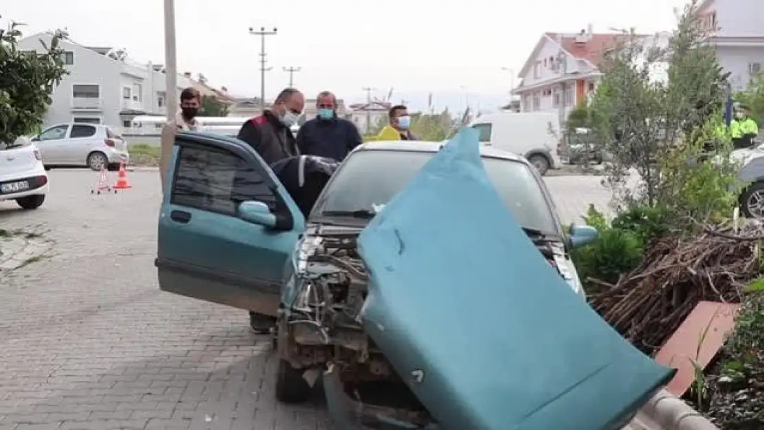 Fethiye'de Otomobille Çarpışan Motosikletteki 2 Kişi Yaralandı