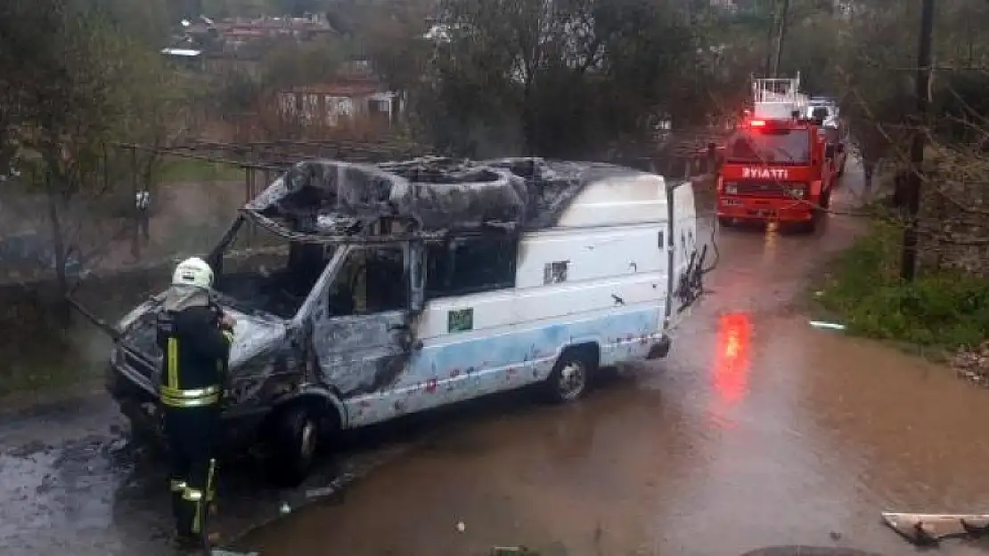 Fethiye'de Park Halindeki Minibüs Yandı