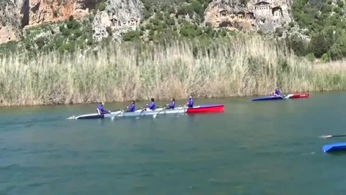 Kürek ve Kano Sporcuları Dalyan'da Doğayla Baş Başa Kürek Çekti