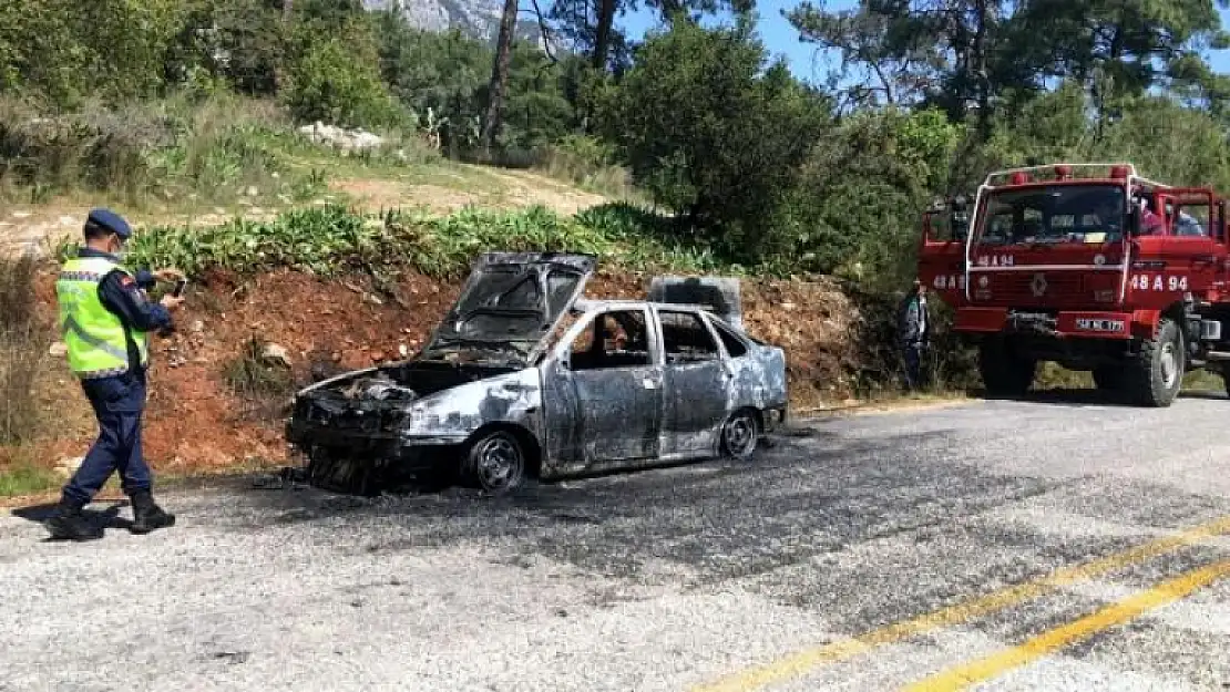 Muğla'da Ormanlık Alandaki Bir Araç Alev Alev Yandı