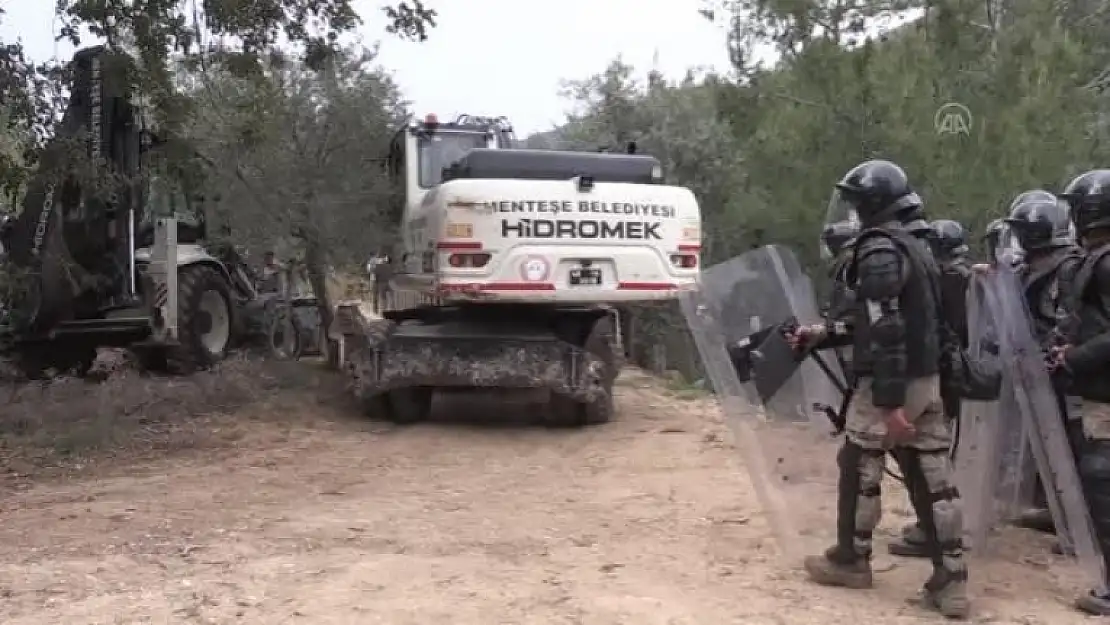 Muğla'daki Akbük Koyu'nda Kaçak Yapıların Yıkımı Devam Ediyor