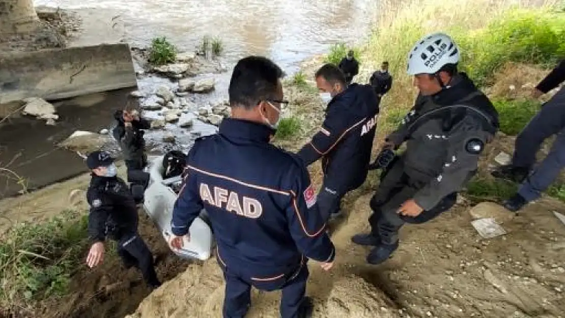 Nehire Atladığı İddia Edilen Yaşlı Adamı AFAD Kıyıdan, Dalgıçlar Nehirde Arıyor