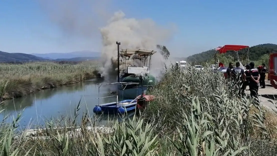 Azmak Deresi'nde Bağlı Olan Teknede Yangın Çıktı