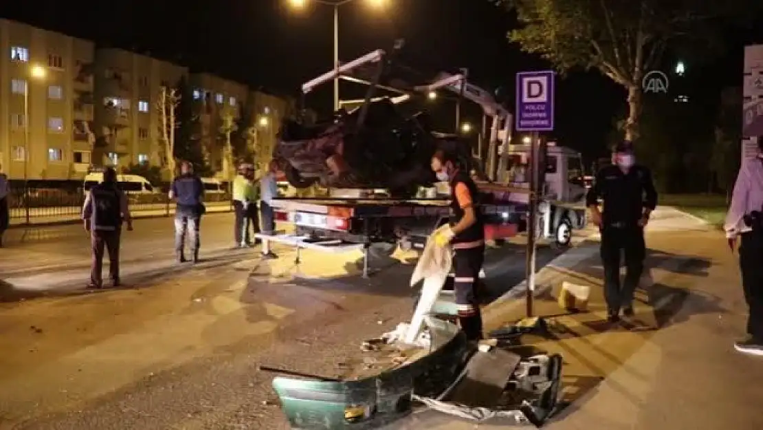 Denizli'den Muğla İstikametine Giden Otomobil Karşı Şeride Geçerek Minibüsle Çarpıştı
