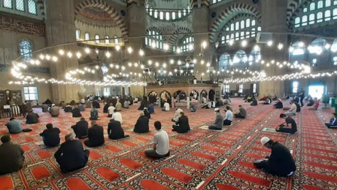 Diyanet İşleri Başkanı Erbaş: Ramazan Bayramı Namazı Camilerde Kılınacak