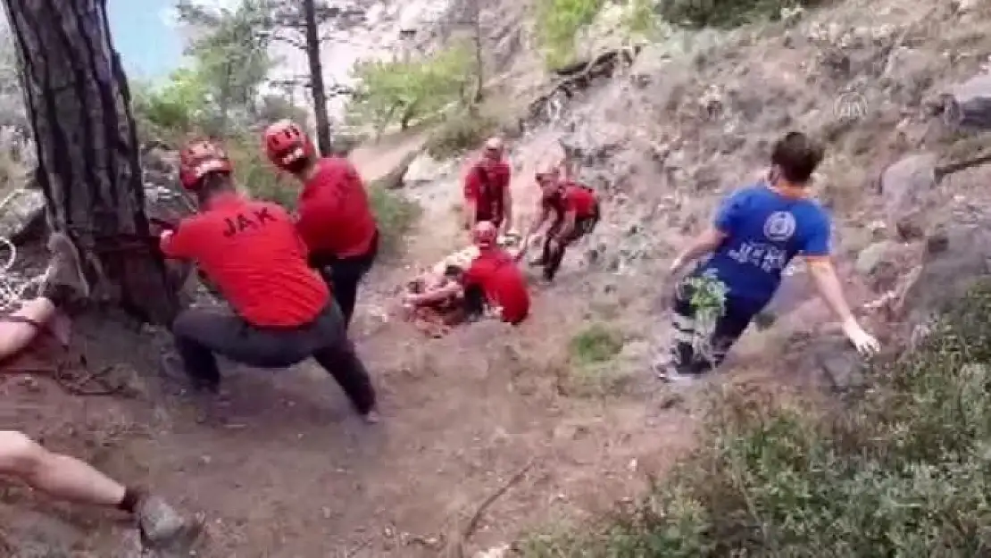 Fethiye'de Kayalıklardan Düşerek Ayağı Kırılan ve Mahsur Kalan Turist Kurtarıldı