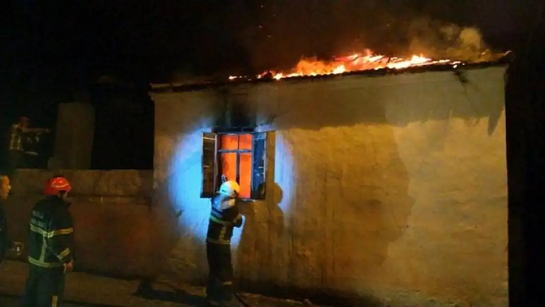 Milas'ta Meydana Gelen Yangında Bir Ev Küle Döndü, Bir Kişi İse Yaralandı