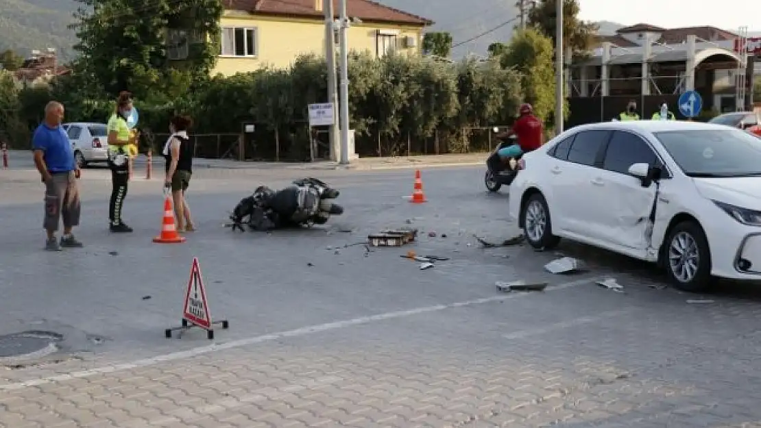 Fethiye'de Otomobille Çarpışan Motosikletin Sürücüsü Ağır Yaralandı