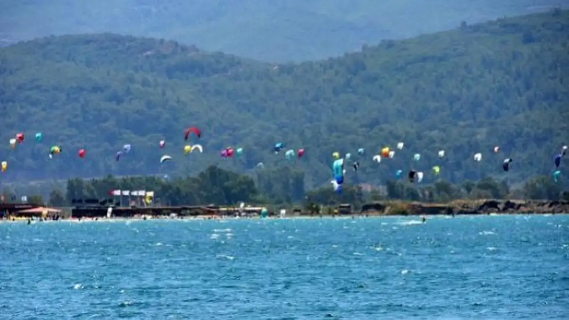 Akyaka Plajlarında Turistler Keyifte