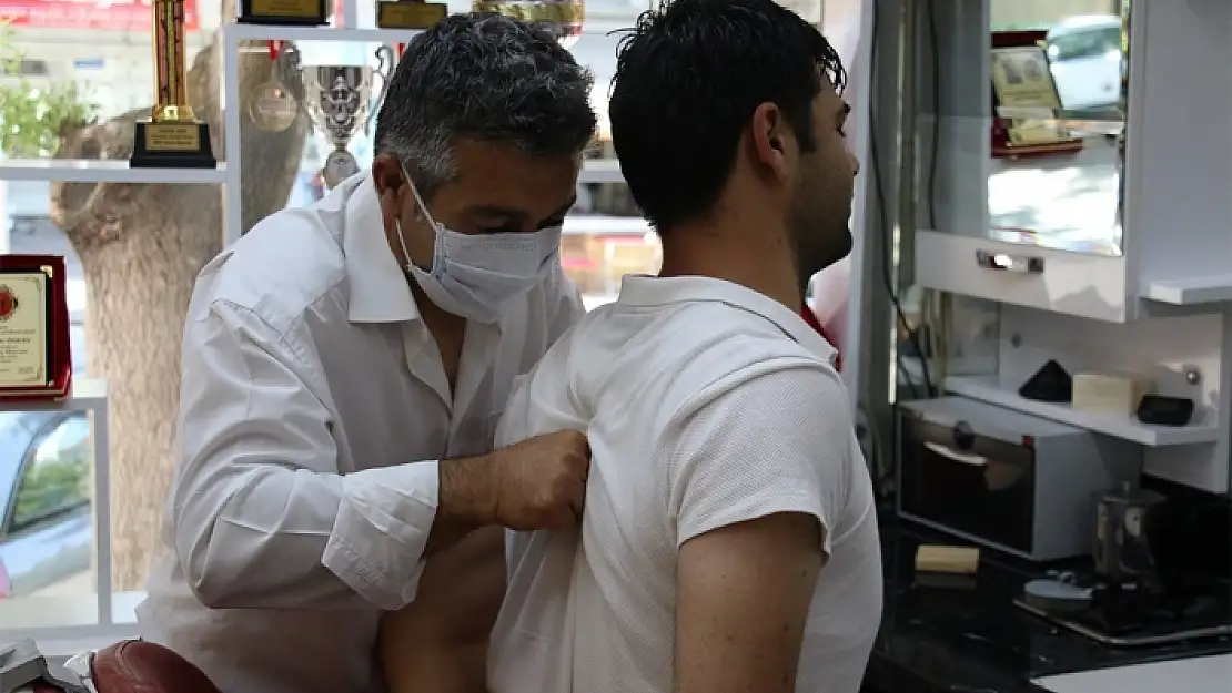 Aşısını Olup Gelene Ücretsiz Cilt Bakımı ve Masaj Yapıyor