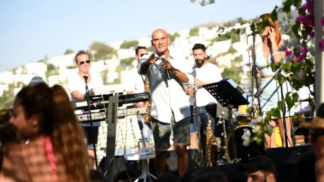 Bodrum'da Tatilciler Altay'ın Şarkılarıyla Coştu