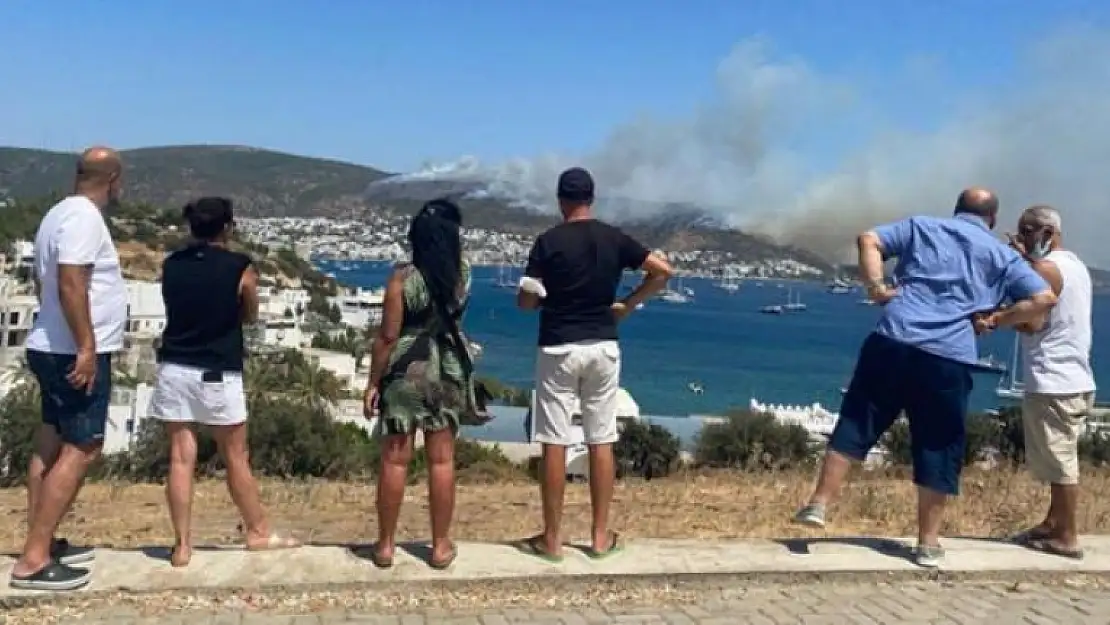 Bodrum'da Tatilciler, Yangını Endişeyle İzledi