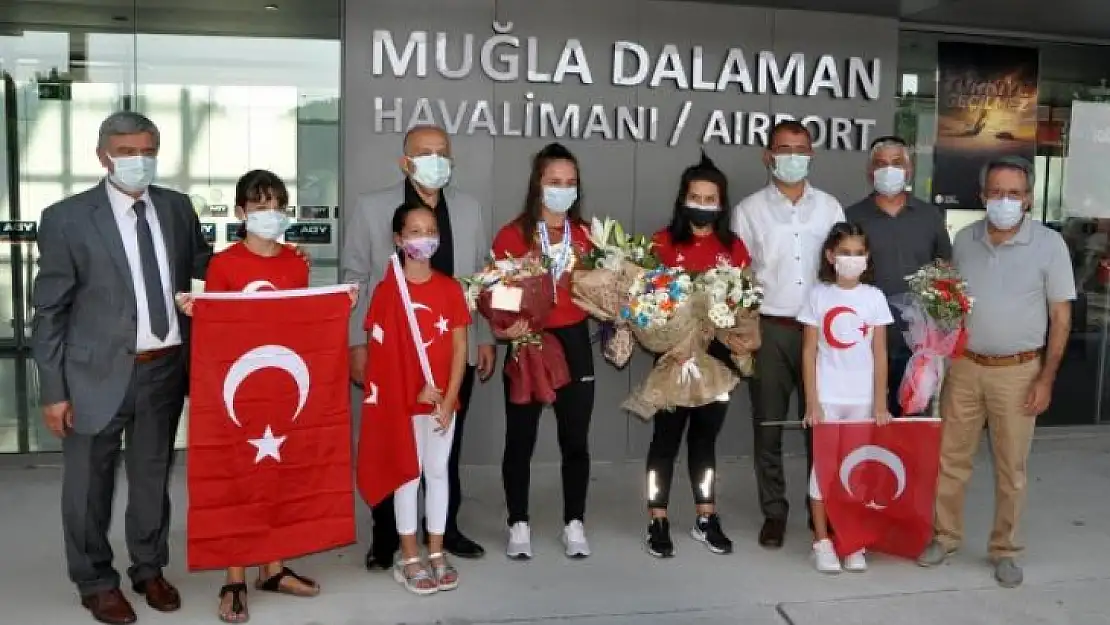 Dünya Şampiyonu Olan Muğla'nın Altın Kızı Selvi İlyasoğlu, Çiçeklerle Karşılandı