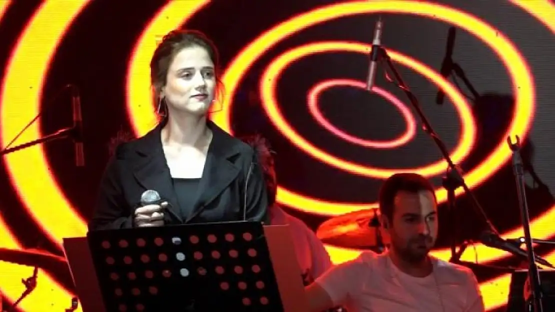 Ebru Gündeş'le Düet Yapmak İsteyen Zehra Gülüç Bodrum'u Salladı