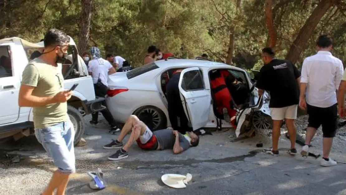 Fethiye'de Otomobil İle Cip Çarpıştı, 4'ü Yabancı 8 Kişi Yaralandı