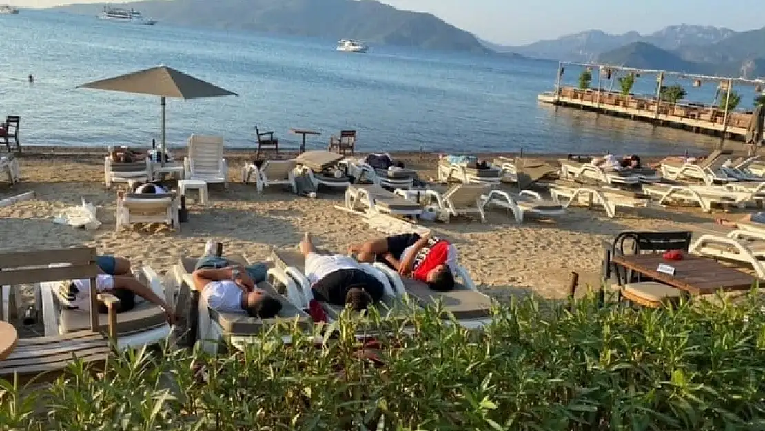 Marmaris'te Bayram Yoğunluğu: Yer Bulamayanlar Sahilde Uyuyor