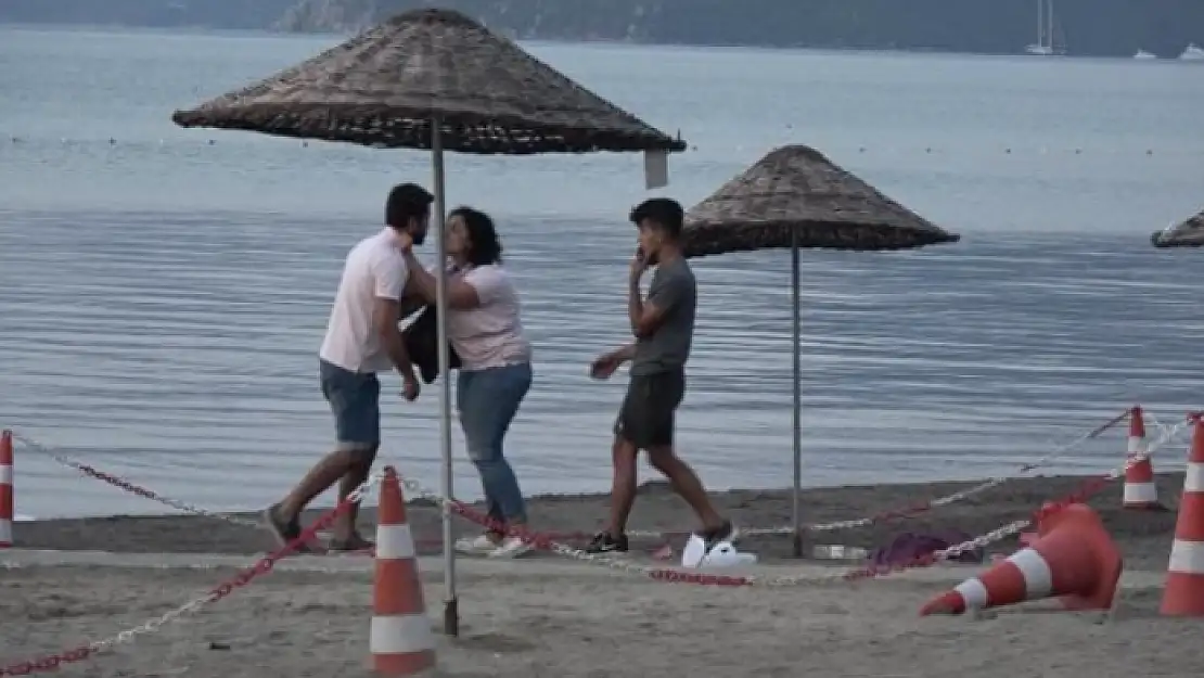 Marmaris'te Halk Plajında Bir Kadın ve Bir Erkek Birbirine Girdi!