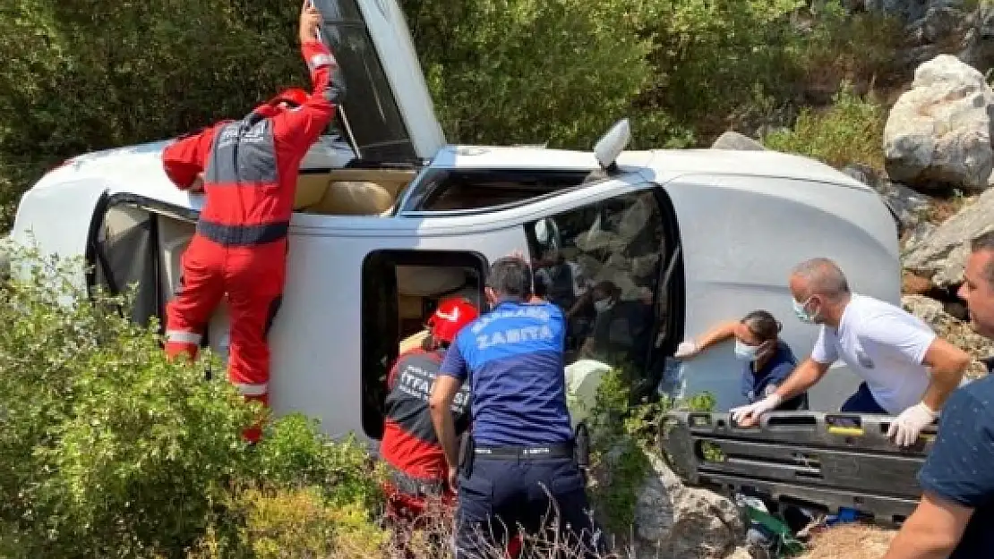 Marmaris'te Şarampole Yuvarlanan Araçtaki Sürücüyü İtfaiye Kurtardı