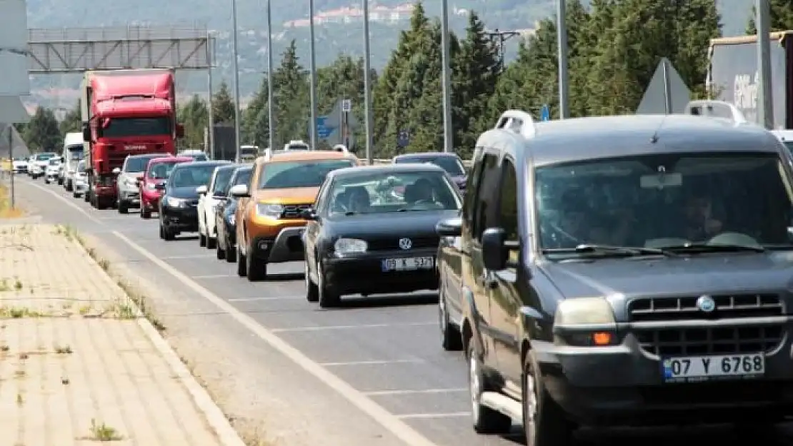 Tatilciler Erken Gelince Trafik Felç Oldu