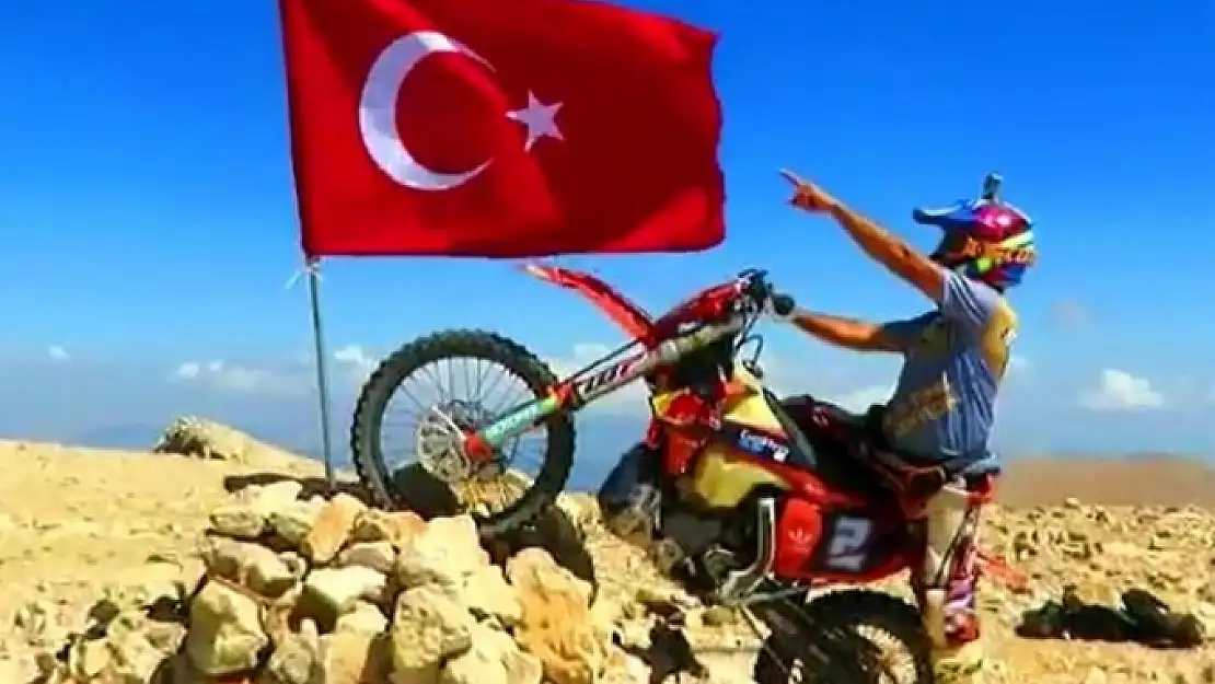 30 Ağustos'u 3 Bin 24 Rakımlı Tepeye Türk Bayrağı Dikerek Kutladı