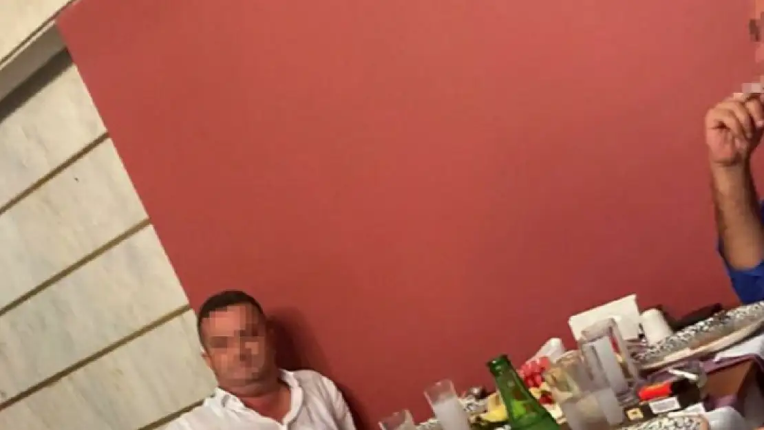 Ağır Ceza Hakimi ve Beraat Verdiği Sanık Aynı Masada!