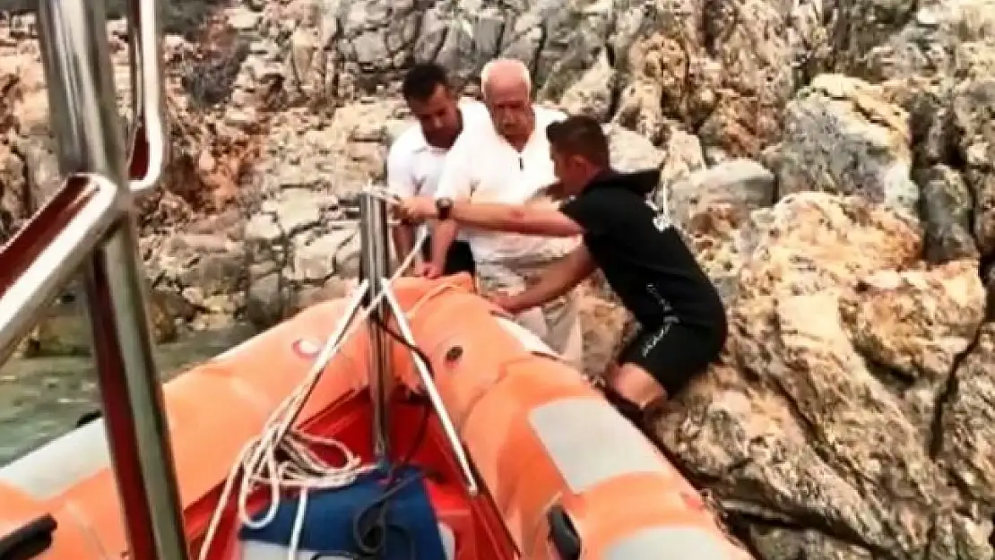 Bodrum'da Kayalıklara Sığınan Yaşlı Adamı, Sahil Güvenlik Kurtardı