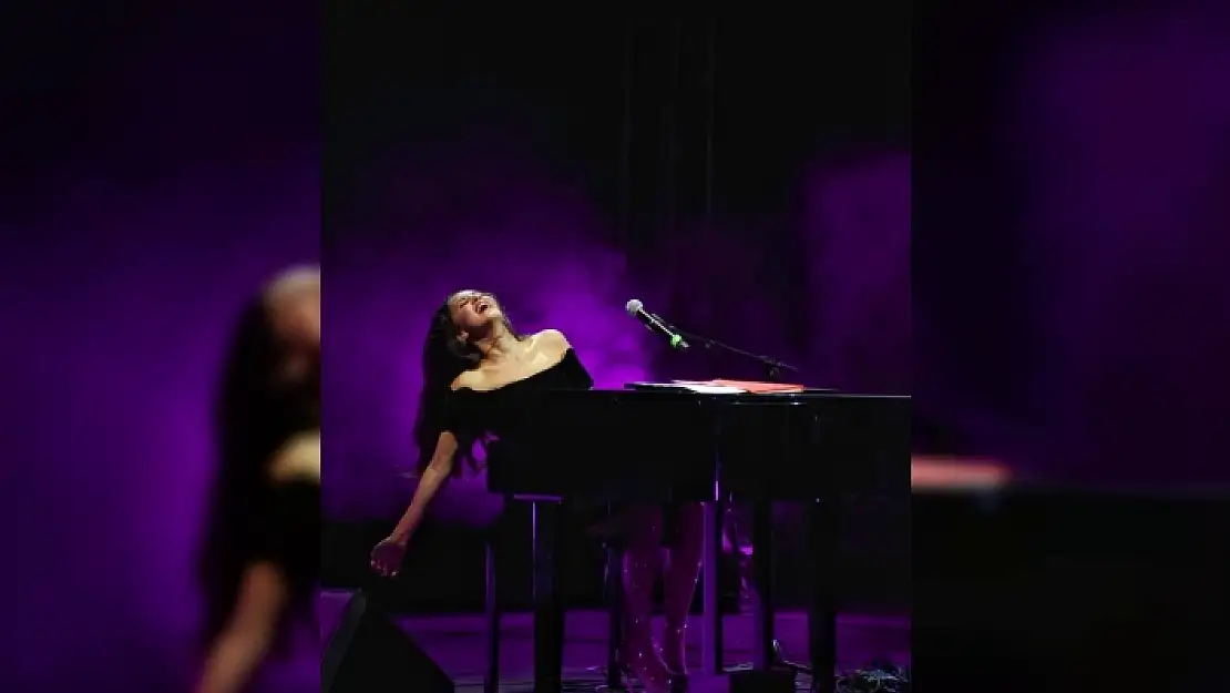 Bodrum'da Sahne Alan Karsu: Kıyafetimi Bit Pazarından Aldım