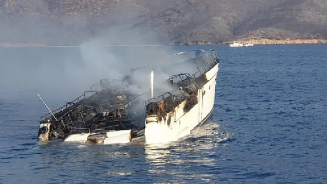 Bodrum'da Yangın Çıkan Teknedeki 5 Kişi Kurtarıldı