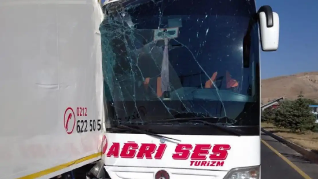 Erzincan'da Yolcu Otobüsü TIR'a Çarptı: Çok Sayıda Yaralı!