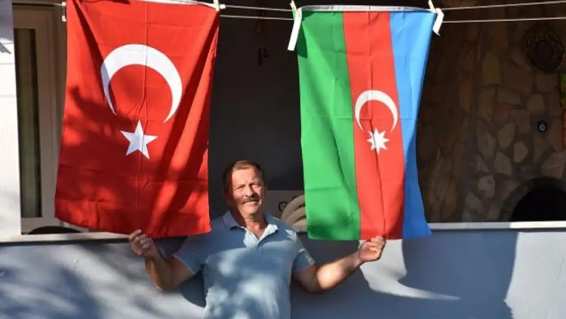İbrahim Pala, Azerbaycan Ekibince Yanmaktan Kurtarılan Evine Bu Ülkenin Bayrağını Astı