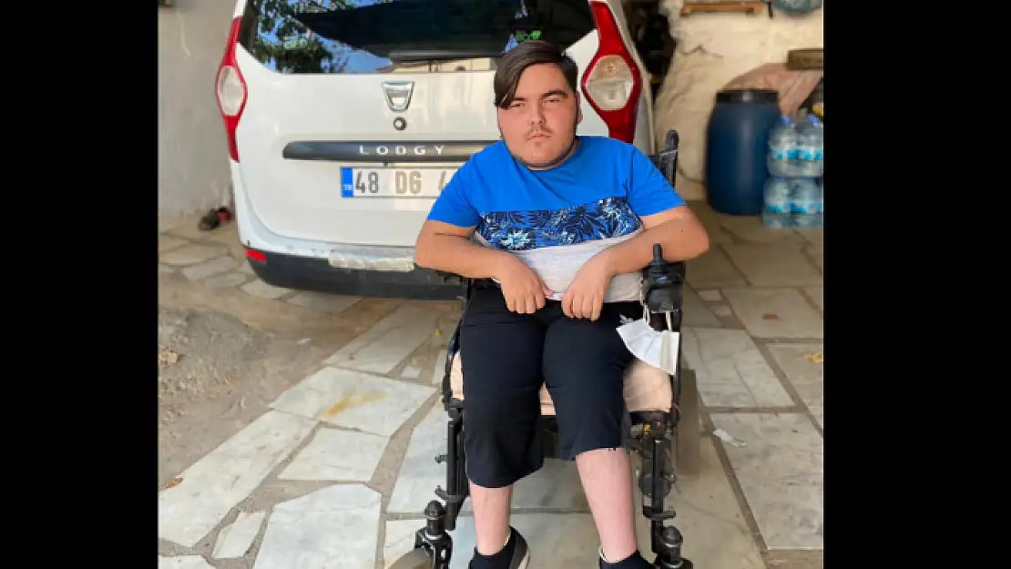 Menteşe'de Dengesini Kaybedip Otomobile Çarpan Engelli Genci Araç Sahibi Darp Etti