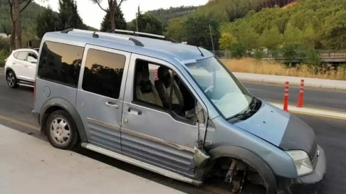 Menteşe'de Duvara Çarpan Aracın Tekeri Koptu