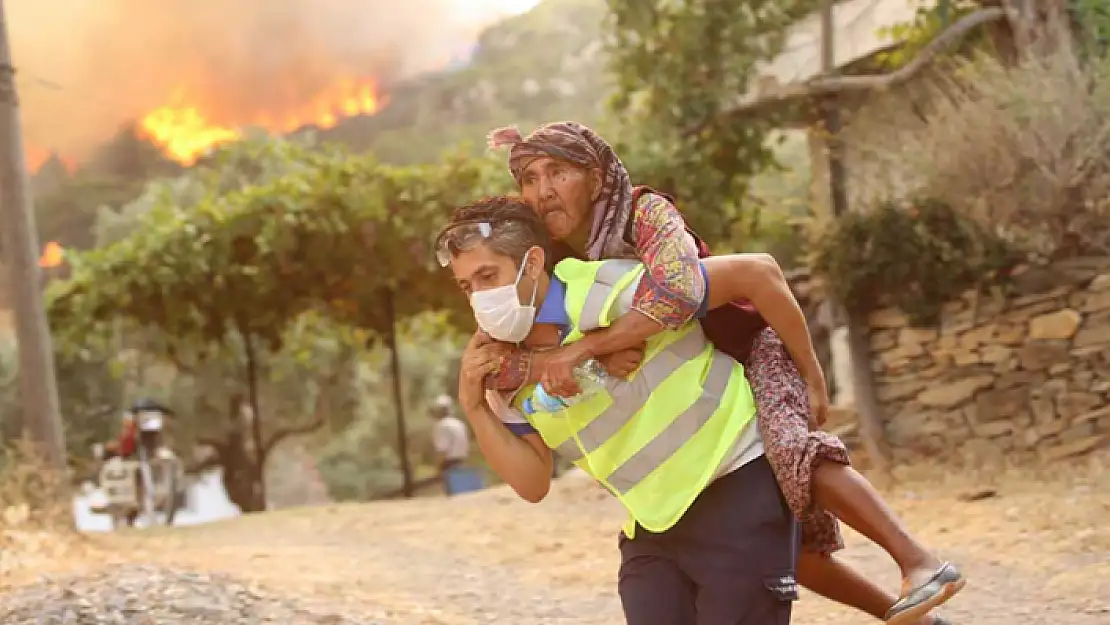 Milas'ta Yaşlı Kadını Sırtında Taşıyan Sağlıkçının Fotoğrafı Herkesi Etkiledi