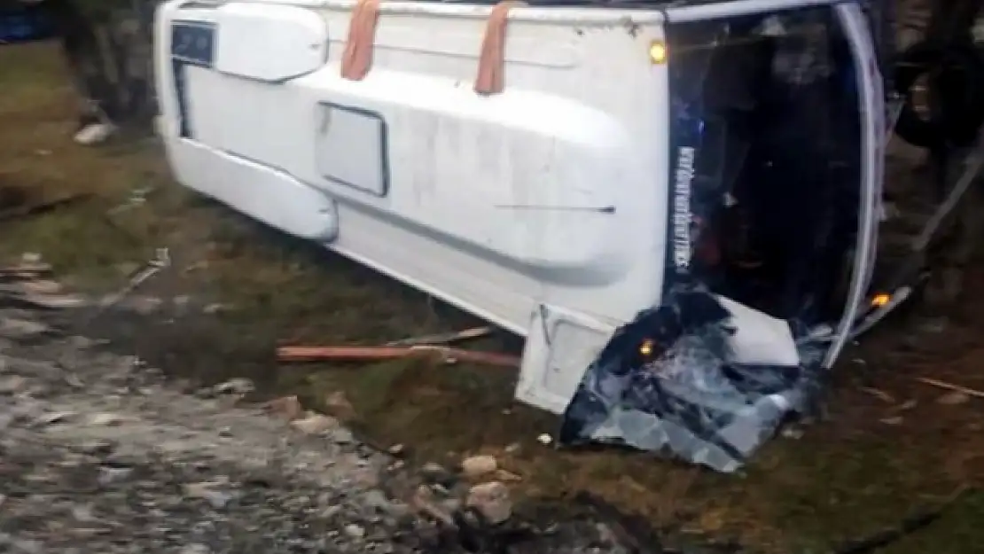 Feci Kaza: Tur Midibüsü Şarampole Yuvarlandı!