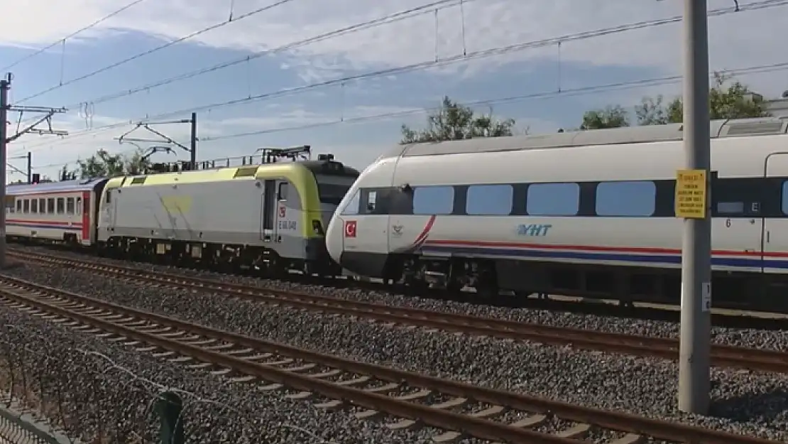 Hızlı Tren Kazası: Kafa Kafaya Çarpıştılar!