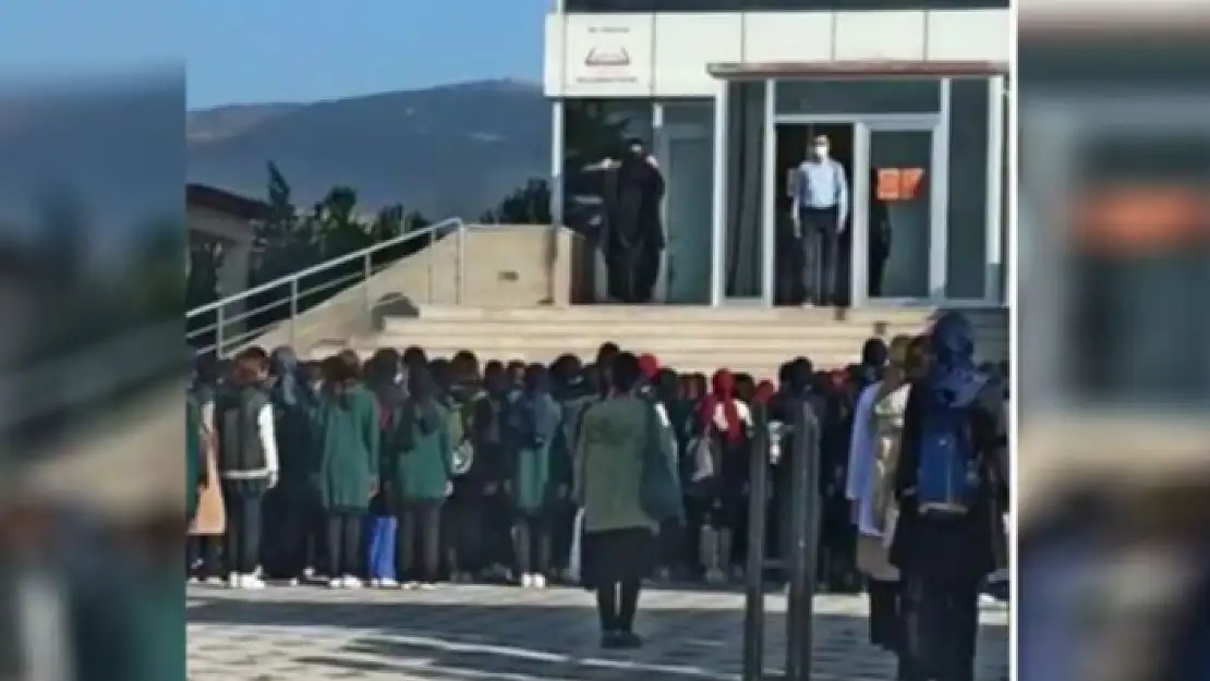 İmam Hatip Lisesinde Kara Çarşafla İstiklal Marşı Okutuldu