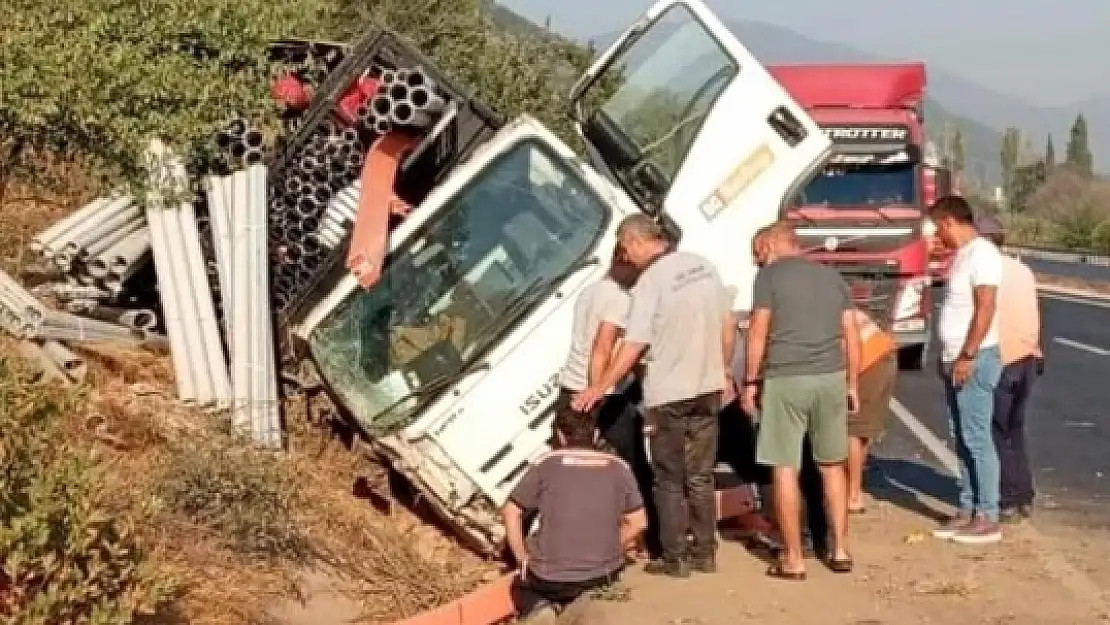 Milas'ta Kontrolden Çıkan Kamyon Şarampole Devrildi