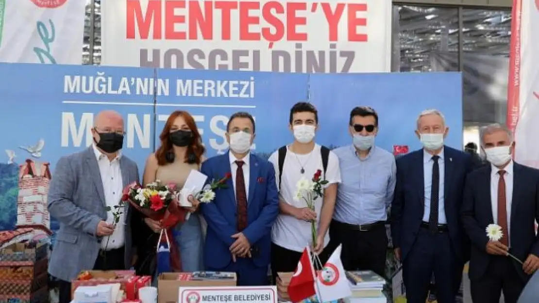 Muğla'da Üniversite Öğrencileri Otogarda Karanfillerle Karşılandı