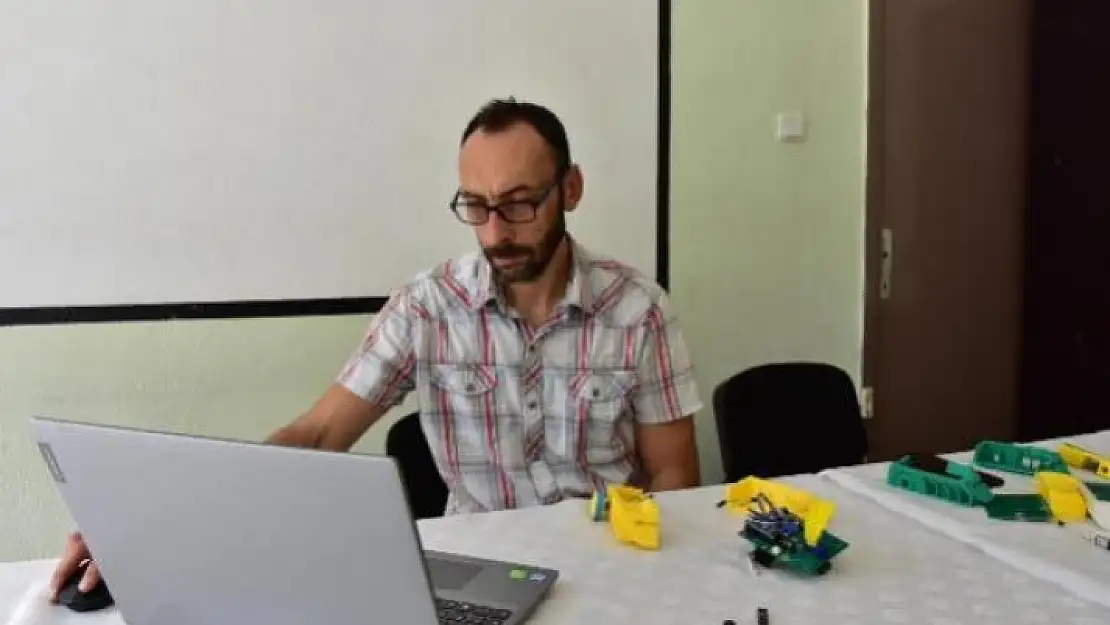 Muğla'daki Lise Öğretmeni Kodlama Dersleri İçin Robot Üretti