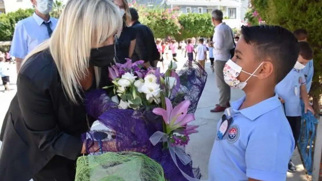 Orman Yangınının İzlerinin Silinmeye Çalışıldığı Marmaris'te Tüm Okullar Açıldı